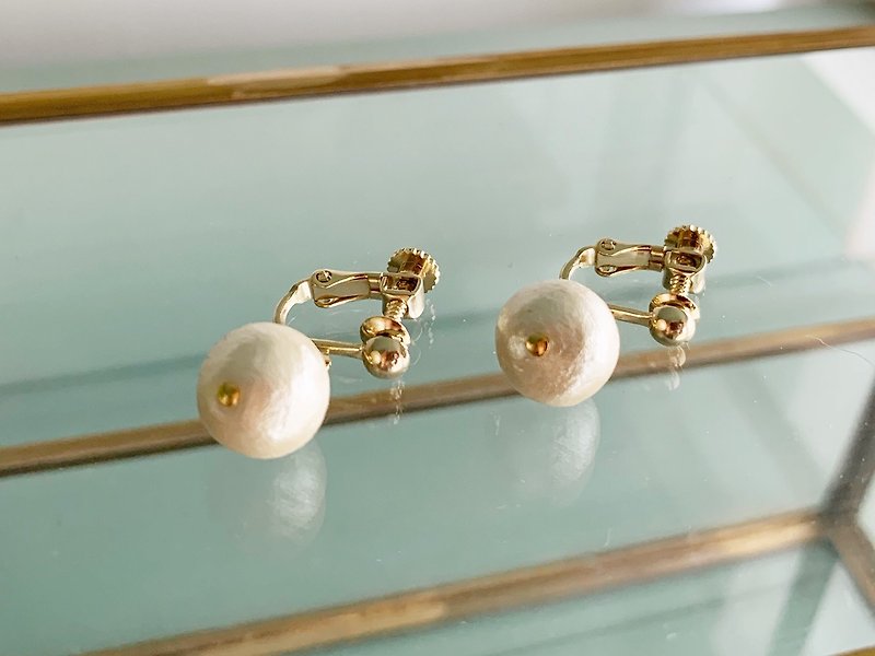 Single cotton pearl Clip-On/ earrings (10mm) - ต่างหู - ผ้าฝ้าย/ผ้าลินิน ขาว