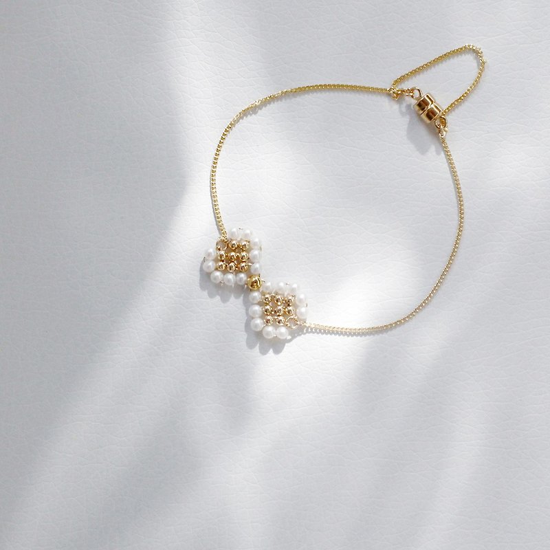 ミスQueenyオリジナル|ピクセルの弓のブレスレット手作りの天然真珠 - ブレスレット - 金属 ゴールド