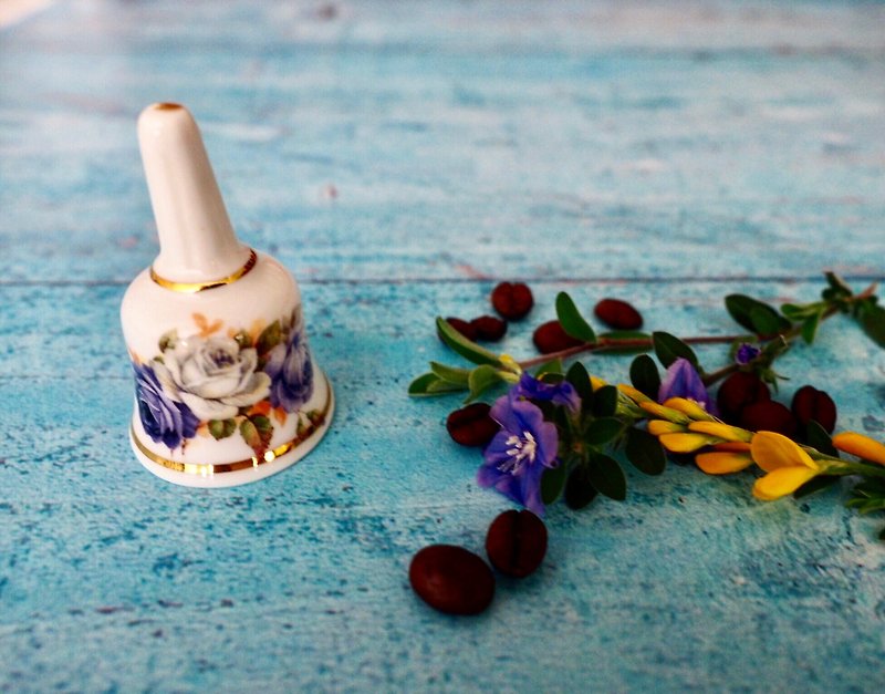 British porcelain flower cute bell I - ของวางตกแต่ง - เครื่องลายคราม 