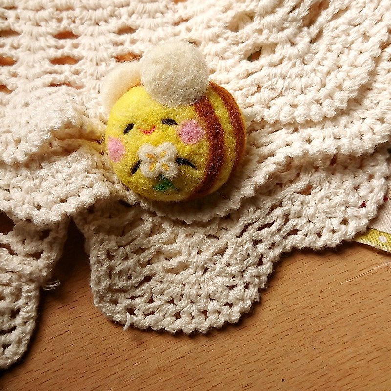 Small flower bee wool felt pin brooch healing gift - Brooches - Wool Yellow
