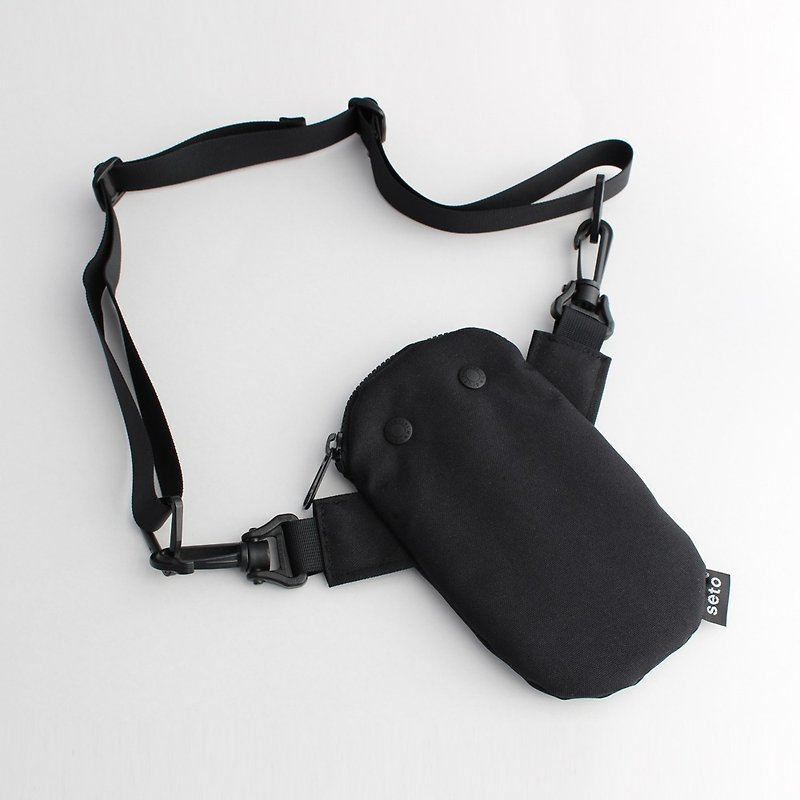 The creature iPhone case　Small bag　Mame-sagari　Black - กระเป๋าแมสเซนเจอร์ - เส้นใยสังเคราะห์ สีดำ