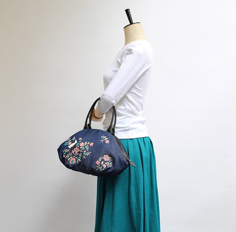 Usagi Garden Embroidery · Almond Bag - กระเป๋าถือ - ผ้าฝ้าย/ผ้าลินิน สีน้ำเงิน