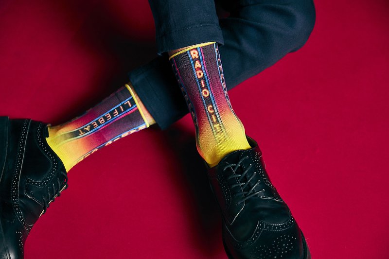 【紐約系列】Strawberry Field籃球滑板潮流印花運動襪 - 襪子 - 聚酯纖維 多色
