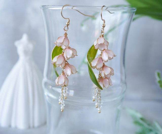 ハンドメイドピアス マザーオブパール～すずらん～ 彫刻 すずらんの