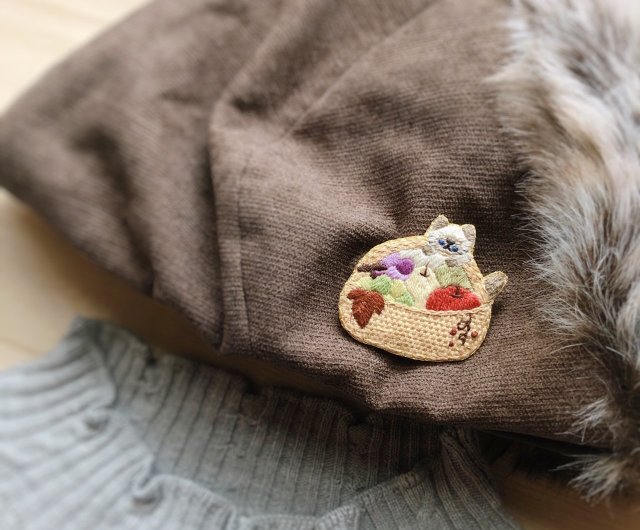 秋の味覚と猫の刺繍ブローチ - ショップ ちむねこ ブローチ - Pinkoi