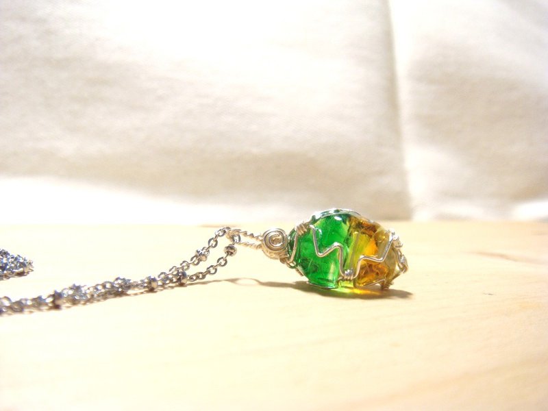 柚子林琉璃 - 飛舞的姿態 - 森林綠x琥珀色 - 單邊耳環/項鍊 - 耳環/耳夾/耳骨夾 - 琉璃 多色