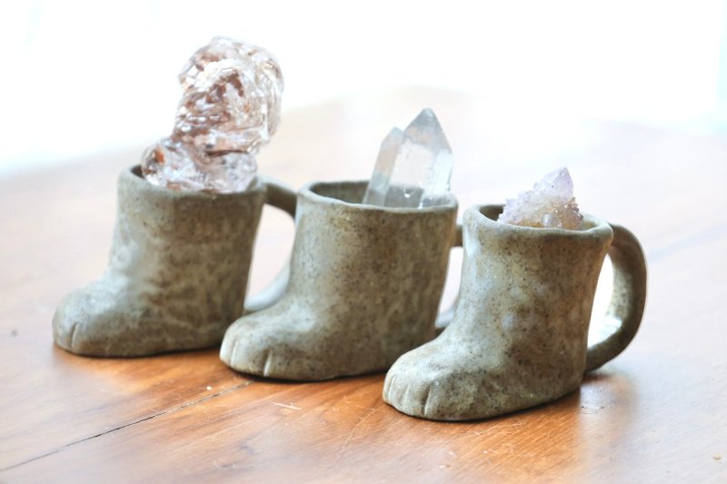 【聖誕禮物】把手貓腳迷你咖啡杯手捏侘寂風-燭台乾花器牙籤筒 - 其他杯子 - 陶 卡其色