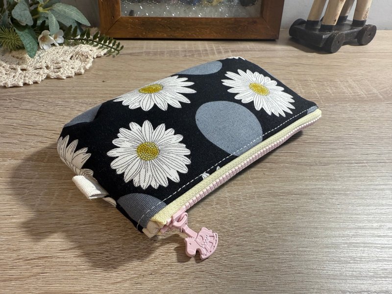 【現貨】暮黑雛菊/手作布藝拉鍊小物包 - 化妝包/收納袋 - 棉．麻 