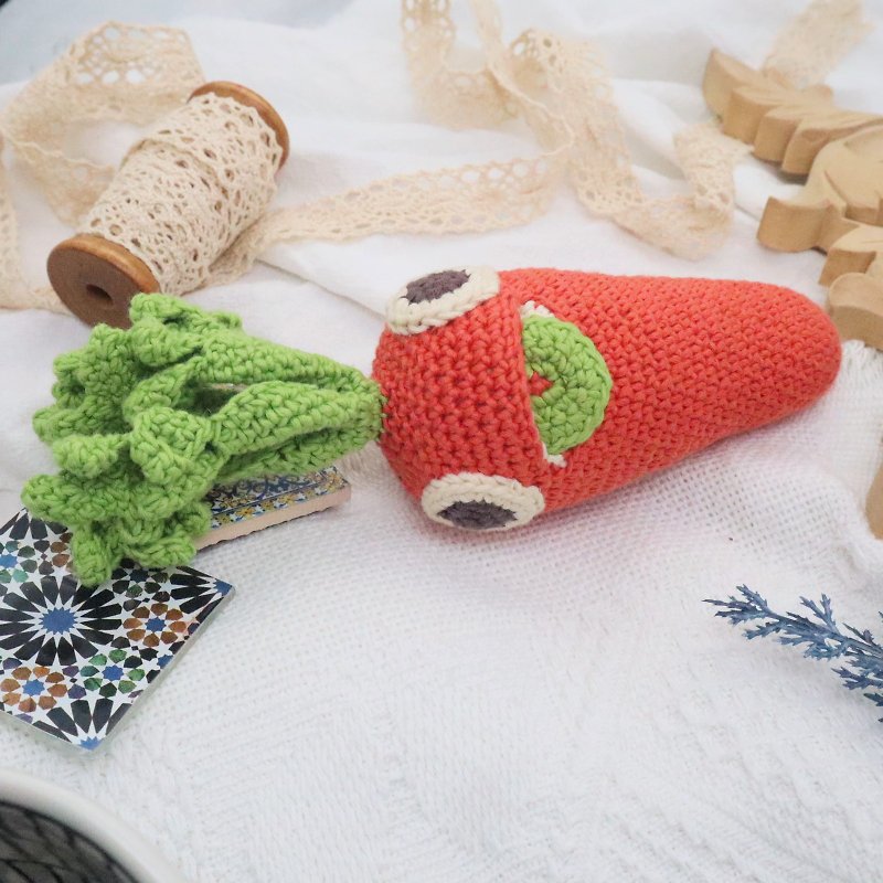 フランスのMyuMオーガニックコットン100手編み人形(にんじんの赤ちゃん)赤ちゃんのおもちゃ - 知育玩具・ぬいぐるみ - コットン・麻 レッド