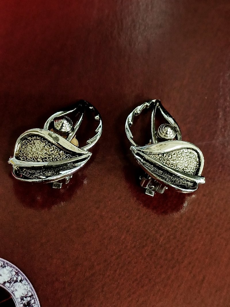 vintage jewelry    SARAH-COV 優雅立體雙葉 夾式耳環 - 耳環/耳夾/耳骨夾 - 其他金屬 