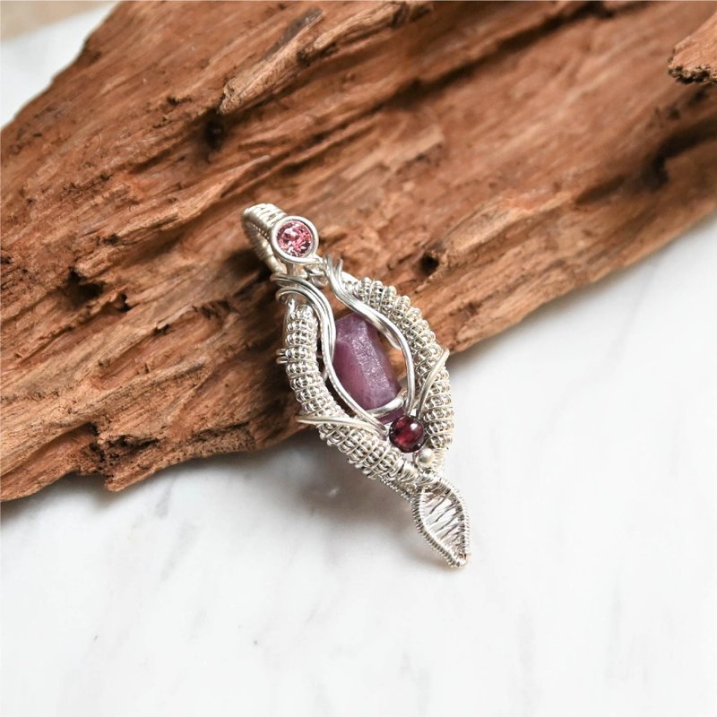 [Original leaf] Ruby ore sterling silver woven pendant - Necklaces - Gemstone Red