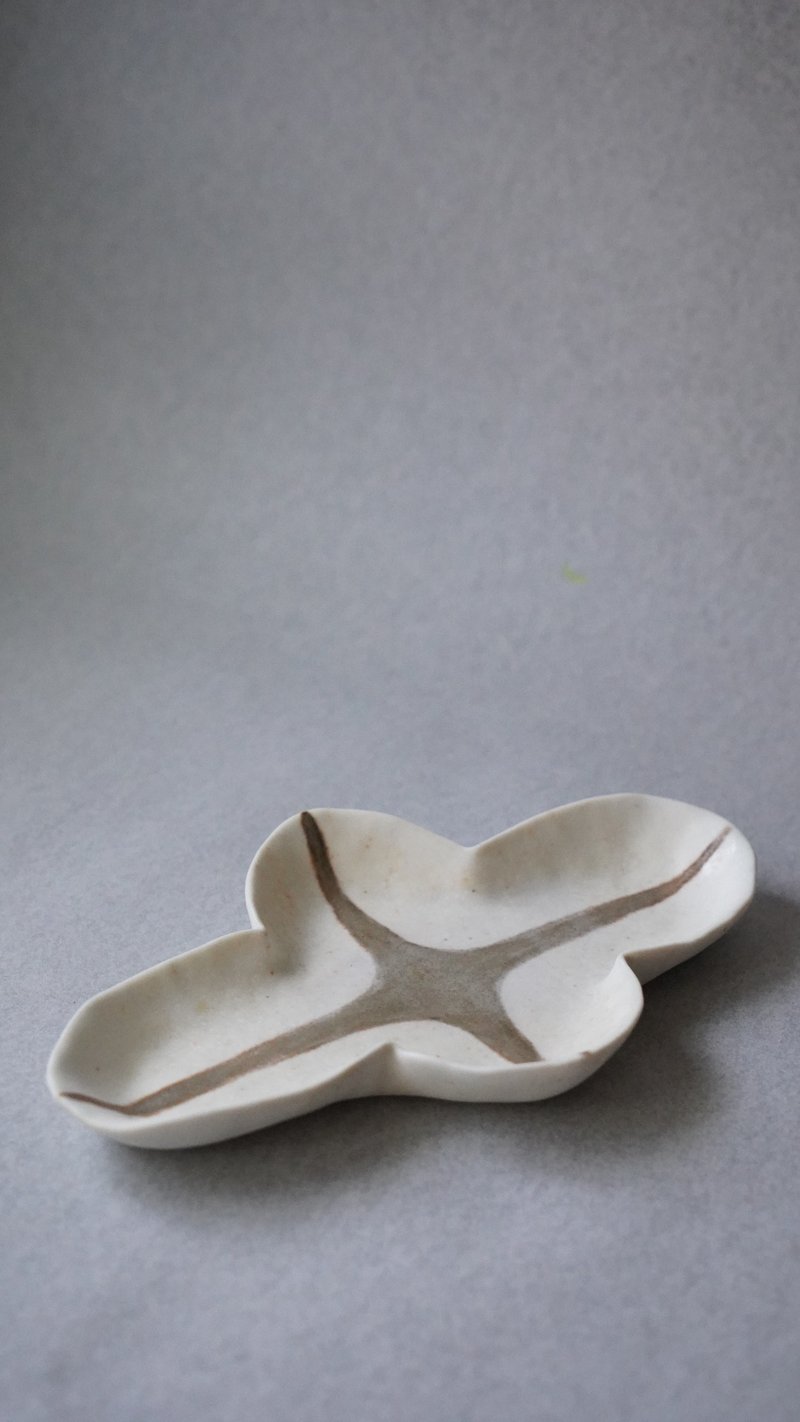 • 米粒出陶中 • 080 ミッドナイトフラッシュ - プレート - 置物 - 陶器 ホワイト