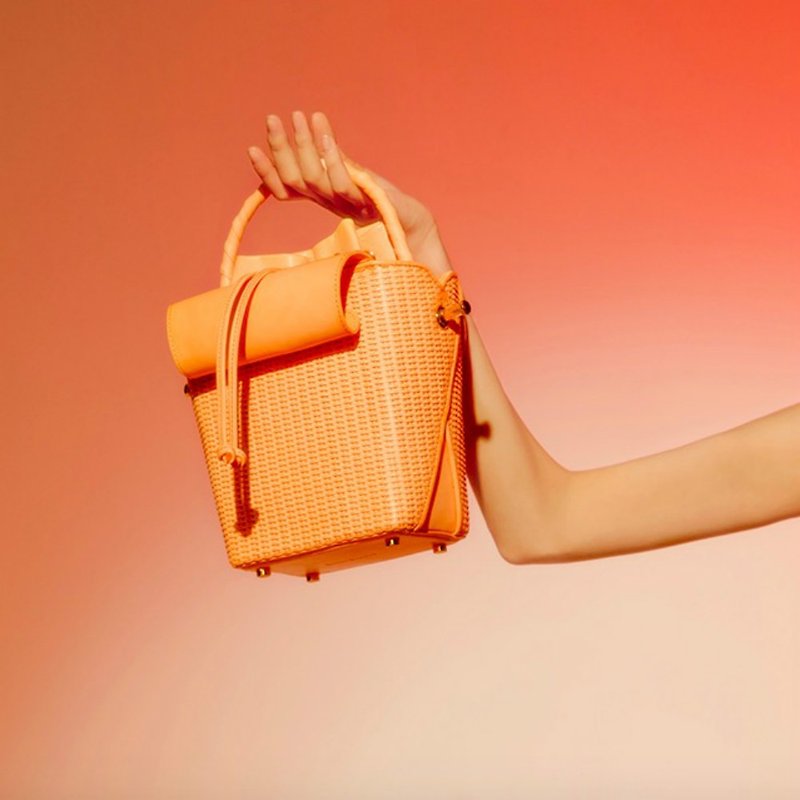 Orange vegetable basket top layer sheepskin handcuffs shoulder and dual purpose with separate inner bag ins square bucket bag - กระเป๋าแมสเซนเจอร์ - หนังแท้ สีส้ม