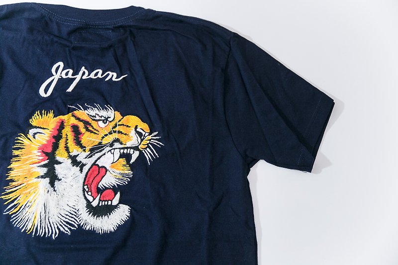 刺繍された日本のTシャツ、虎顔、虎ハンドル、横須賀紺 - トップス ユニセックス - コットン・麻 ブルー