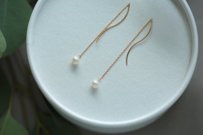 Single Small Pearl Linear Earring│ Delicate, Elegant and Simple - ต่างหู - ไข่มุก ขาว