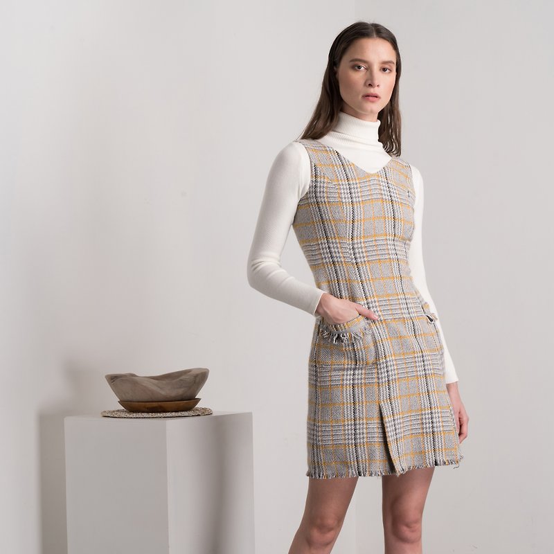 Clearance SAMPLE SALE - Two-piece plaid v-neck vest skirt with white sweater - ชุดเดรส - ขนแกะ สีทอง