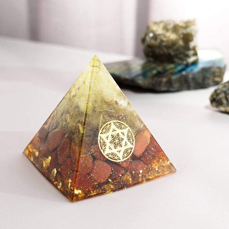 預訂【白晶、金髮晶、金砂石】奧根水晶能量金字塔Orgonite 6x6 c - 擺飾/家飾品 - 水晶 金色
