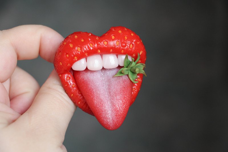 Red lips strawberry brooch - 胸針 - 黏土 紅色