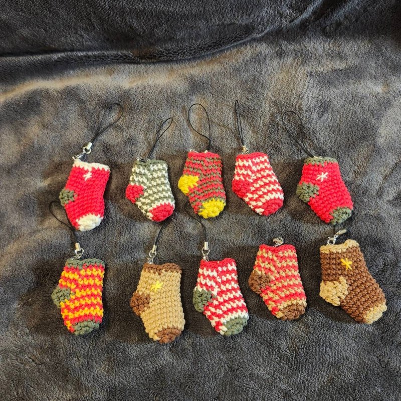 Pure cotton hand-crocheted Christmas stocking accessories in multiple colors and can be customized - พวงกุญแจ - ผ้าฝ้าย/ผ้าลินิน 