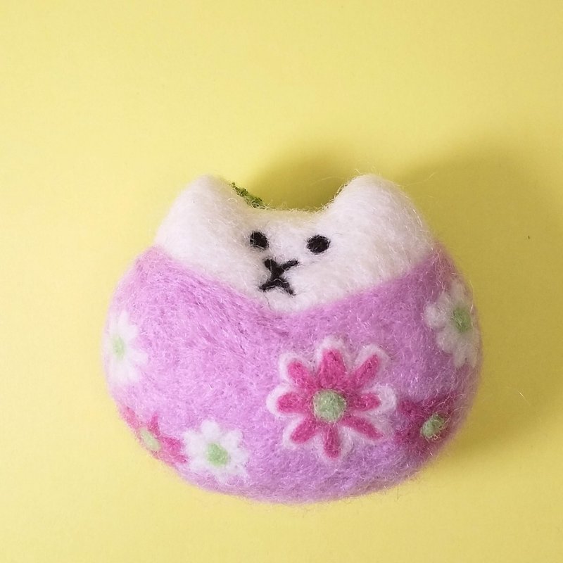 Taiwanese flower lover cat brooch (Temari) - Brooches - Wool 