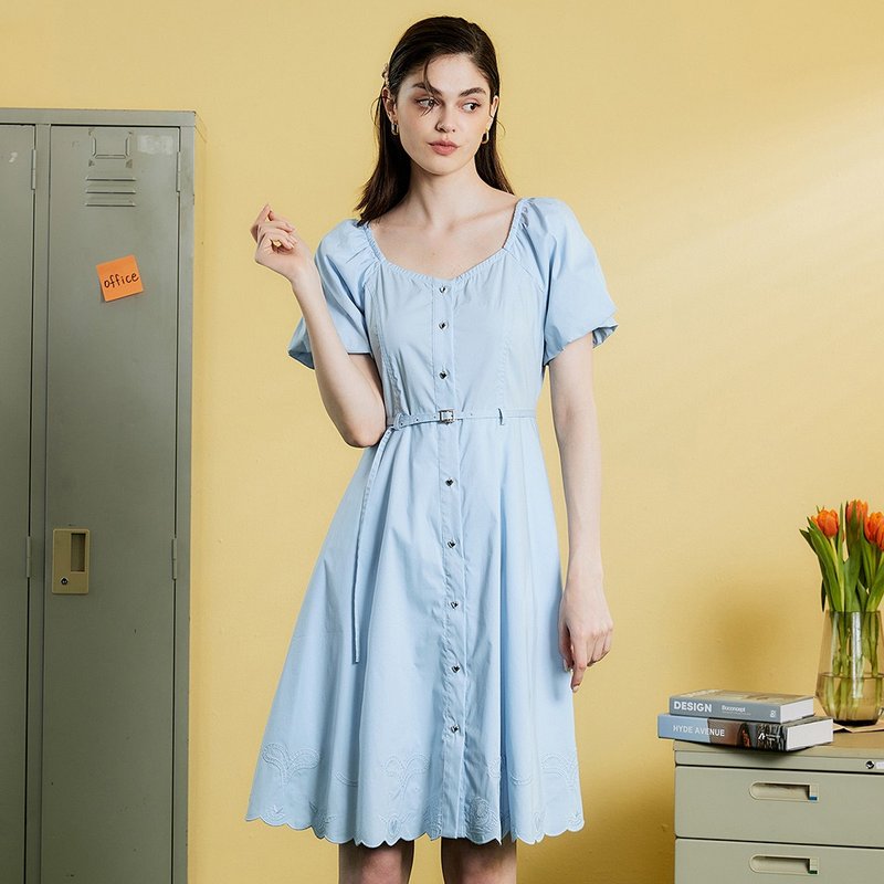 OUWEY Ouwei Sweetheart Button Embroidered Pentagon Collar Dress (Light Blue) 3222397025 - ชุดเดรส - ผ้าฝ้าย/ผ้าลินิน 