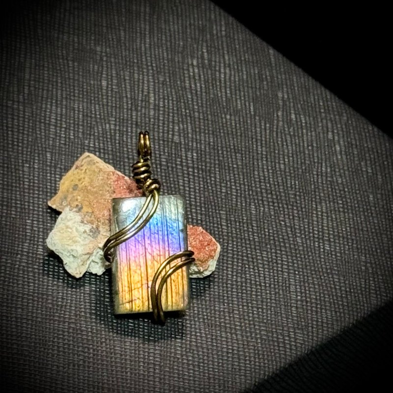 【Flowing Radiance】 Metal-Woven Labradorite Necklace - สร้อยคอ - คริสตัล 