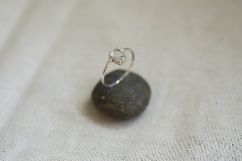 Dewdrop no.1 | Aquamarine gemstone & silver ring - แหวนทั่วไป - เครื่องเพชรพลอย สีเงิน