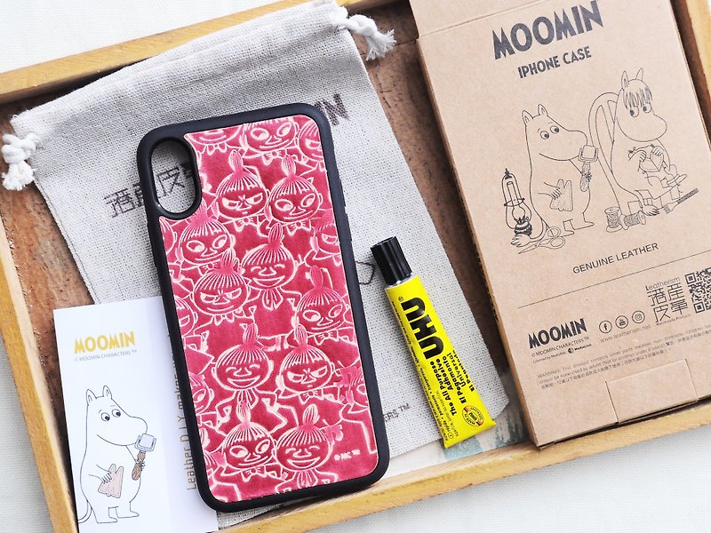 MOOMINx Hong Kong-made leather Ami hand-dyed mobile phone case kit iPhone officially authorized - เครื่องหนัง - หนังแท้ สีแดง