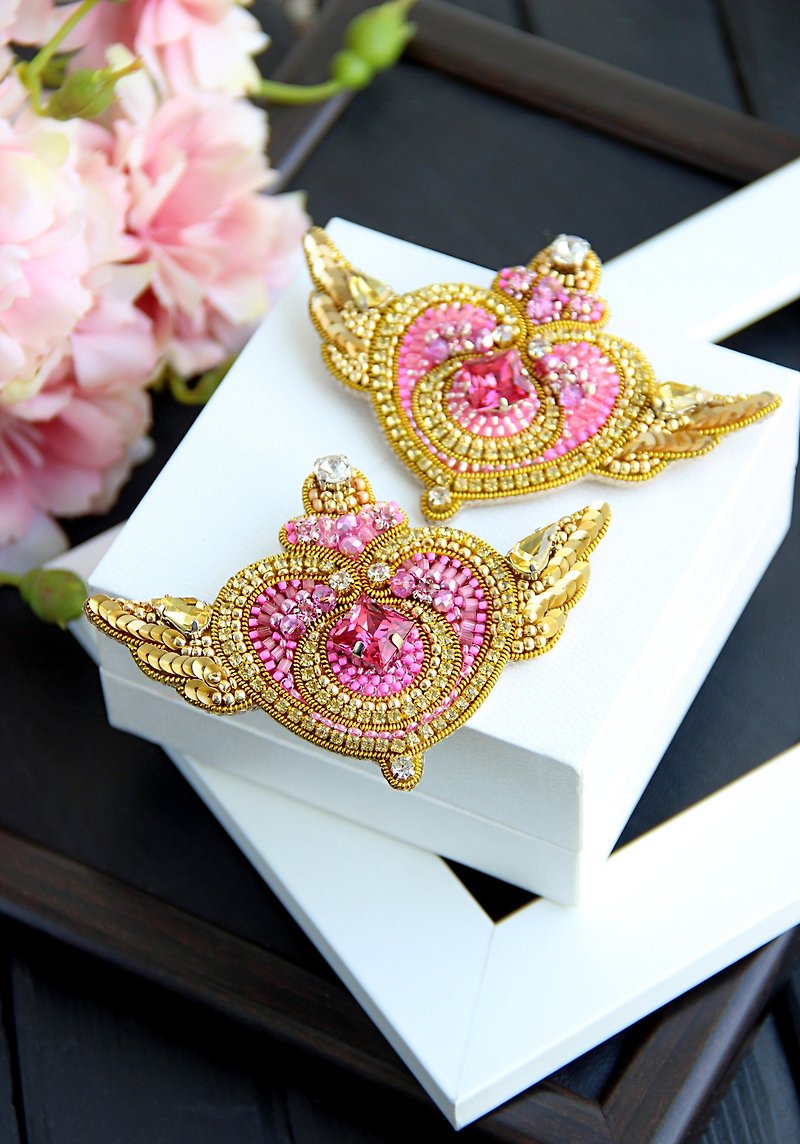 Sailor Moon brooch Cosmic heart compact Sailor Moon Anime jewelry brooch pin - เข็มกลัด - แก้ว สีทอง