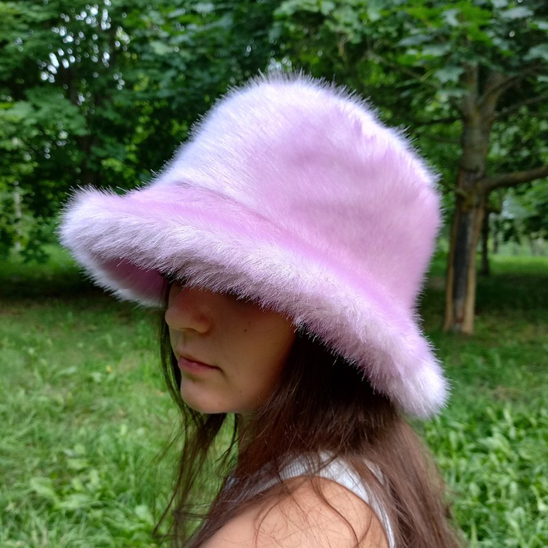 Lavender-lilac bucket hat made of faux fur. Cute fuzzy bucket hats. Stylish hat. - 帽子 - 其他材質 紫色