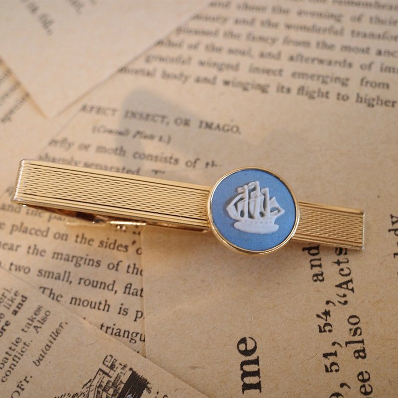 WEDGWOOD British-made basic ship-shaped blue background porcelain white jade embossed gold-plated tie clip 185 - เนคไท/ที่หนีบเนคไท - ดินเผา สีน้ำเงิน