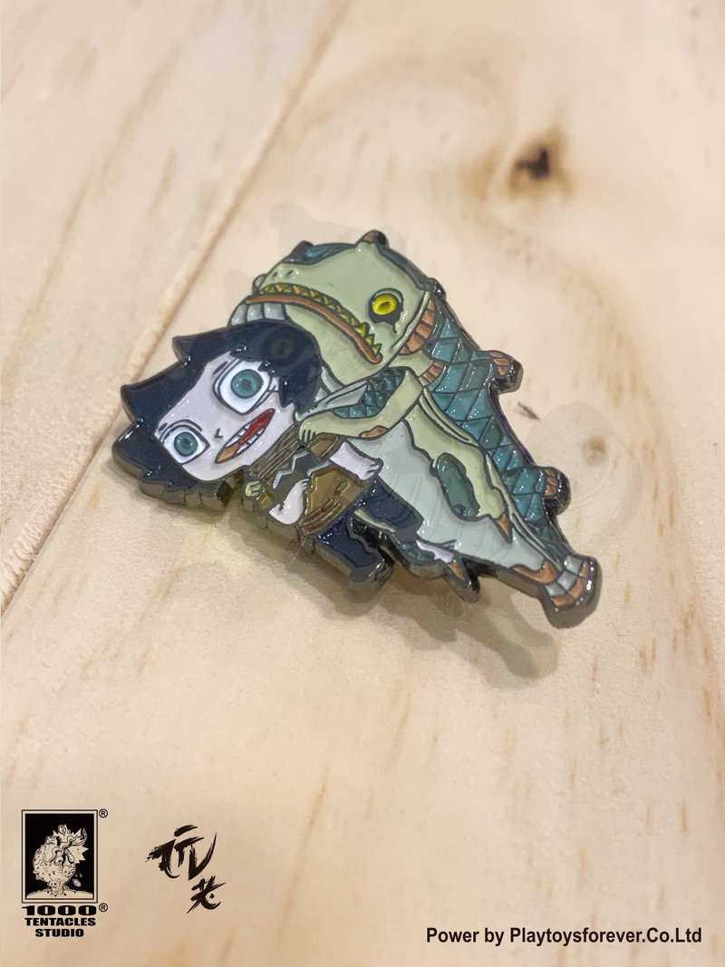 Playtoysforever x 1000tentacles-Fish Monster and Little Boy Metal Badge - เข็มกลัด - วัตถุเคลือบ สีเขียว