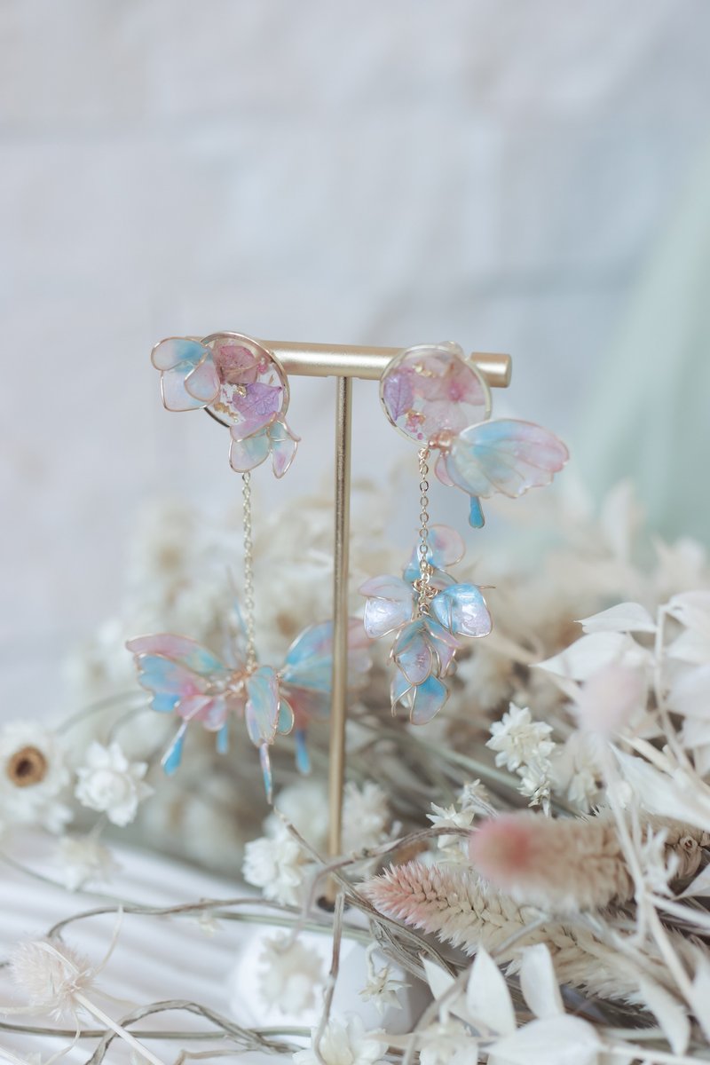 Butterfly dream butterfly hydrangea embossed four sides without dead ends asymmetrical crystal flower resin flower earrings - ต่างหู - เรซิน หลากหลายสี