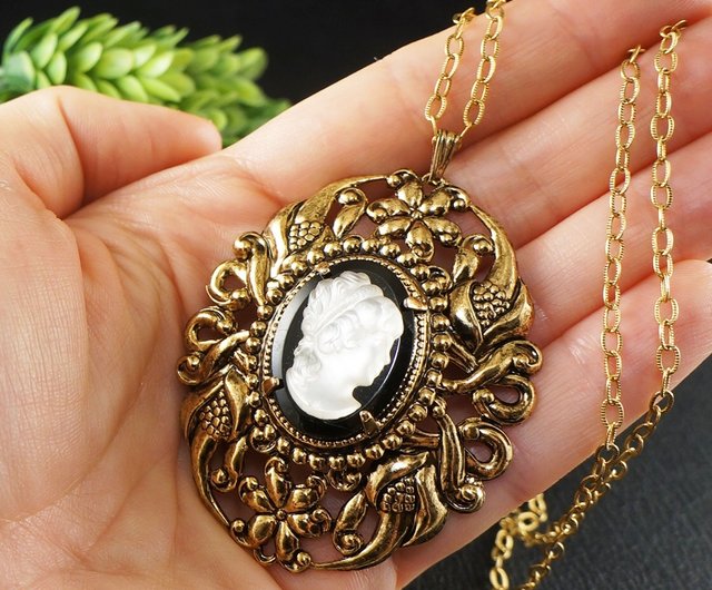 GOLD CAMEO NECKLACE