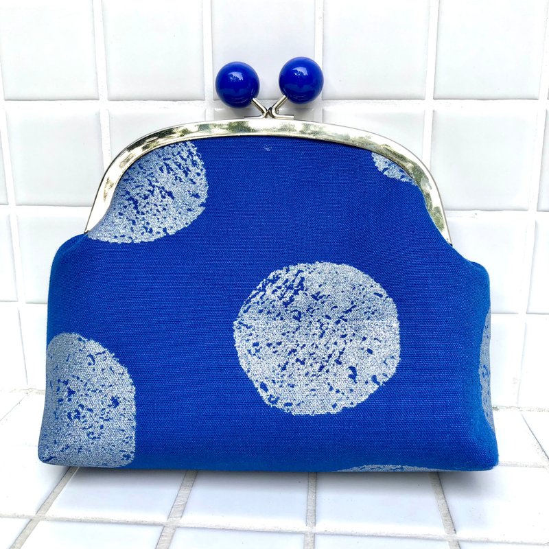 Royal Blue Polka Dot kisslock pouch - กระเป๋าถือ - ผ้าฝ้าย/ผ้าลินิน สีน้ำเงิน