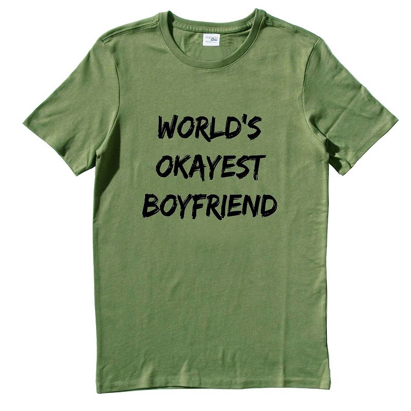 World's Okayest Boyfriend 短袖T恤 軍綠色 全世界最OK的男朋友 文青 藝術 設計 時髦 文字 時尚 - 男 T 恤 - 棉．麻 綠色
