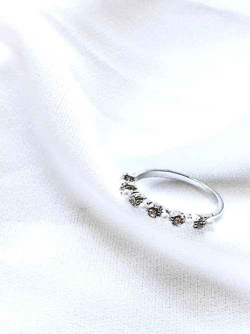 BOITE LAQUE Vintage Pearl & Crystal Side Silver Slim Ring