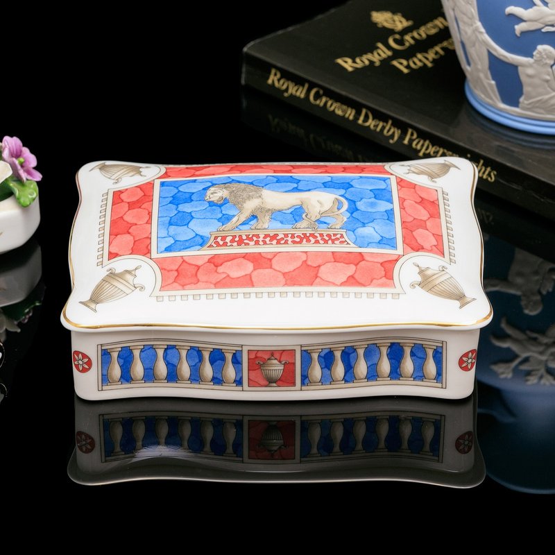 Wedgwood Lion 1992 bone china business card box watch box jewelry storage box made in the UK - กล่องเก็บของ - เครื่องลายคราม 