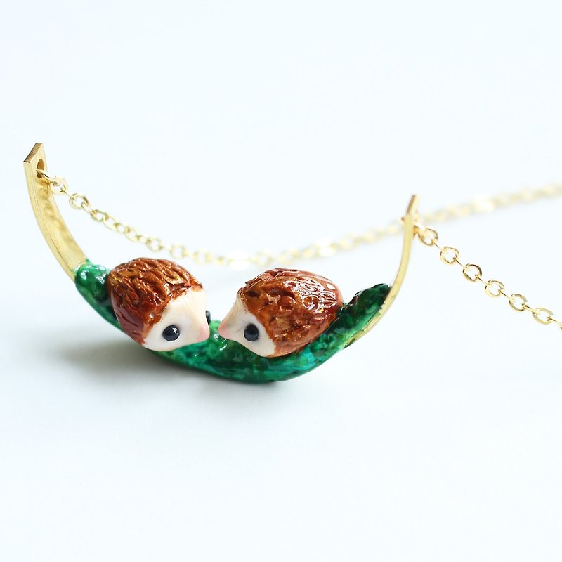 Hedgehog necklace - handmade with love - สร้อยคอ - ดินเผา สีนำ้ตาล