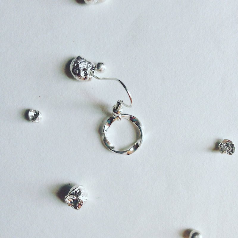 Minimalism Mobius band .925 silver earrings_single earring for sale - ต่างหู - โลหะ สีเทา