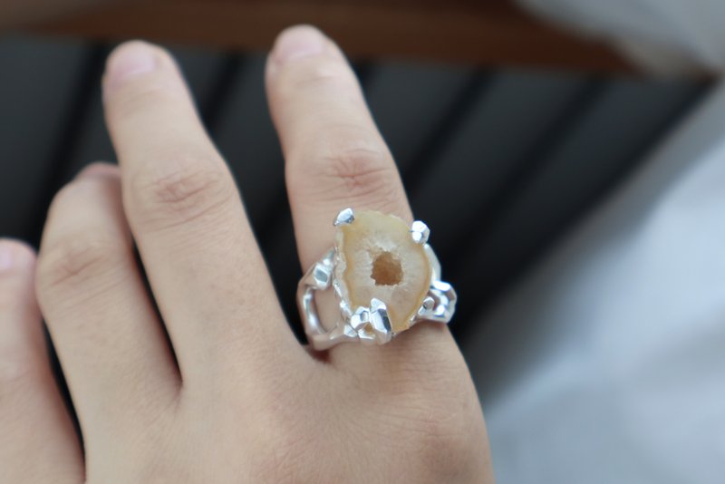 Original design Silver inlaid natural geode cornucopia open ring - แหวนทั่วไป - เงินแท้ สีเงิน