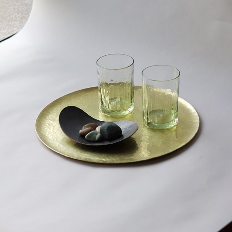 Hammer-patterned brass tray Full moon tray 8 inch - ถาดเสิร์ฟ - ทองแดงทองเหลือง สีทอง