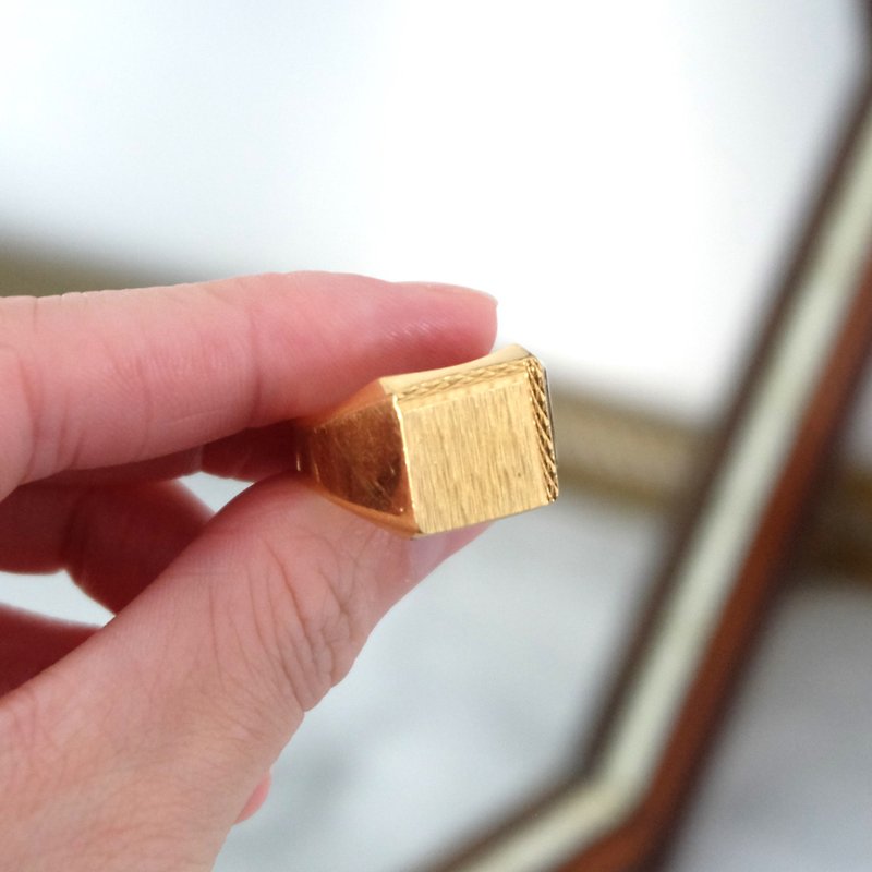 French Vintage Gold-Plated Square Chevalière Ring - แหวนทั่วไป - เครื่องประดับ สีทอง