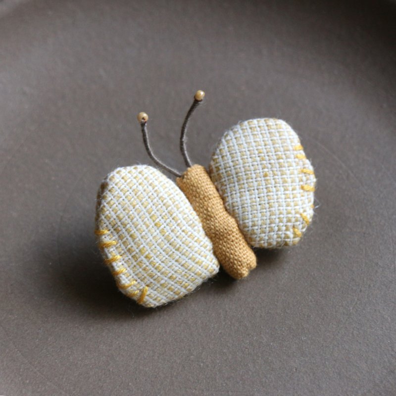 Small butterfly embroidery brooch/yellow and white butterfly - เข็มกลัด/พิน - งานปัก สีเหลือง