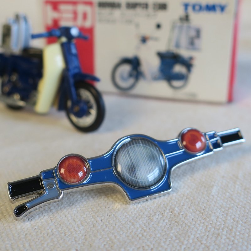 Classic Honda Badge - Classic Tap - Brooches - Other Metals Red