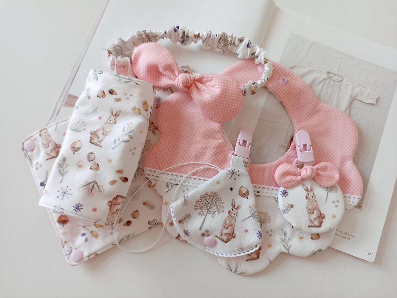 [Shipping after May 6th] Little Rabbit Full Month Gift Carrier Slobber Tissue Pacifier Clip Baby Bib - ผ้ากันเปื้อน - ผ้าฝ้าย/ผ้าลินิน สึชมพู