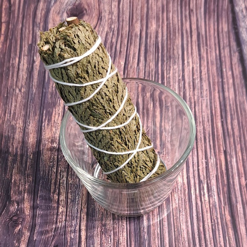 Cedar Smudge Stick  5 inches - น้ำหอม - พืช/ดอกไม้ สีเขียว