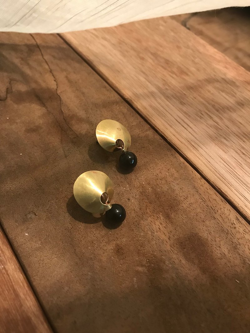 Spin geometric circle Bronze clip earrings - Earrings & Clip-ons - Copper & Brass Black