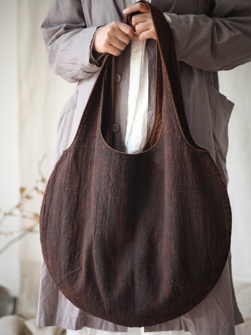 植物染復古棕色單肩包文藝風大容量水滴型手提包薯莨染苧麻布包 - 側背包/斜背包 - 棉．麻 咖啡色