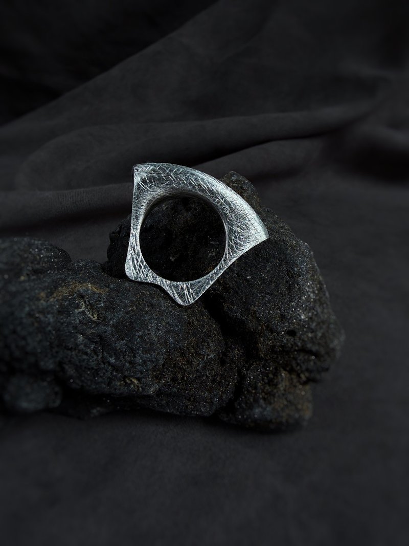 savageness 天道家 | 三角立體刻紋 925銀尾戒指 純銀 孤品 - 戒指 - 純銀 銀色